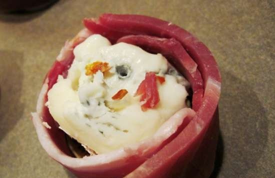 Figs with gorgonzola in a prosciutto ring