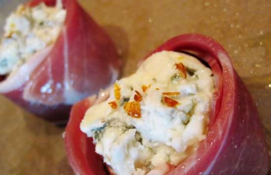 Figs with gorgonzola in a prosciutto ring