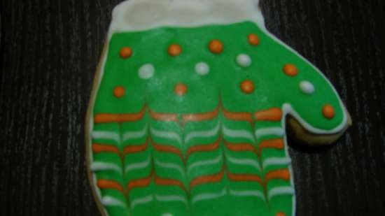 We decorate gingerbread cookies, cookies