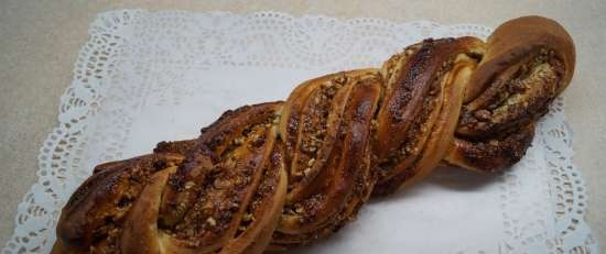 Kranz with boiled condensed milk and walnuts (cold dough)