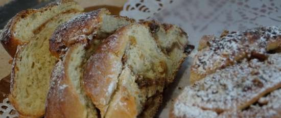 Kranz with boiled condensed milk and walnuts (cold dough)