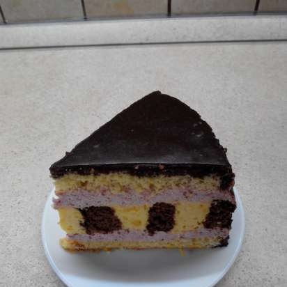 Chocolate citrus cake na may strawberry mousse