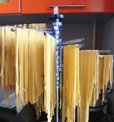 Tagliatelle fatte in casa, ravioli e tutto il necessario per prepararli