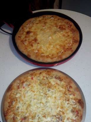 Pizza op dikke bodem met krabvlees (Princess 115000 pizzamaker)