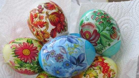 Coloring and decorating Easter eggs