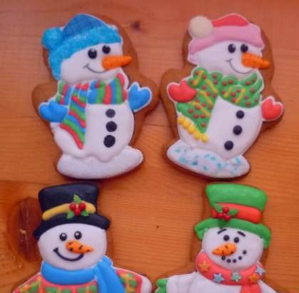 We decorate gingerbread cookies, cookies