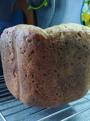 Bread with oatmeal, bran, sesame and seeds