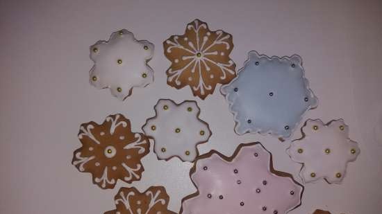 We decorate gingerbread cookies, cookies