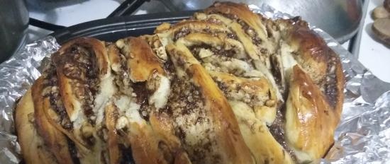 Kranz with boiled condensed milk and walnuts (cold dough)