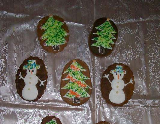 We decorate gingerbread cookies, cookies