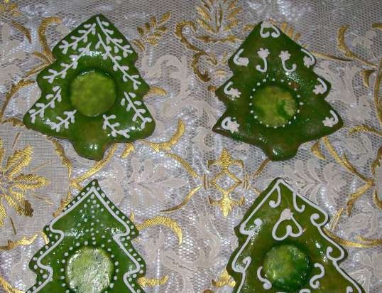 We decorate gingerbread cookies, cookies