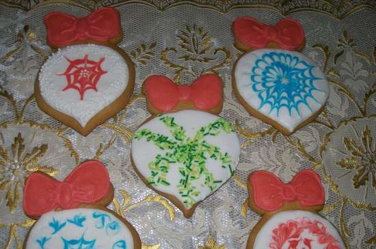 We decorate gingerbread cookies, cookies