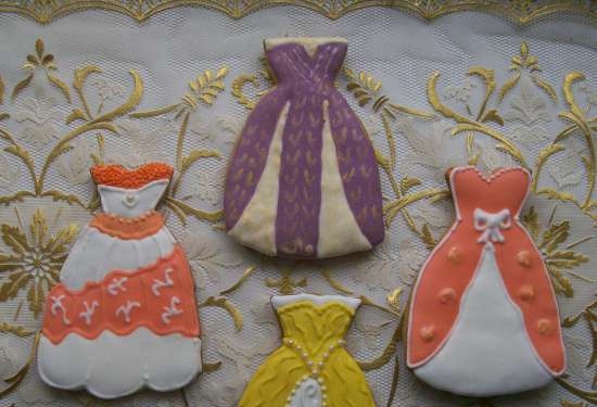 We decorate gingerbread cookies, cookies