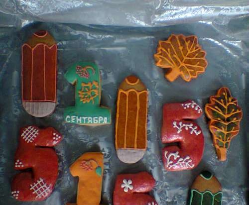 We decorate gingerbread cookies, cookies