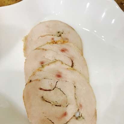 Turkey fillet roll na may suluguni (Sous-Vide Garer SV 50)