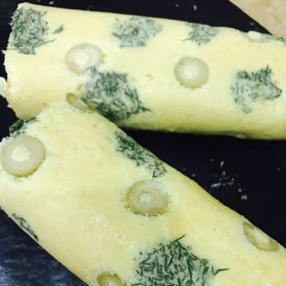 Rotolo di pan di spagna con uovo e cipolla