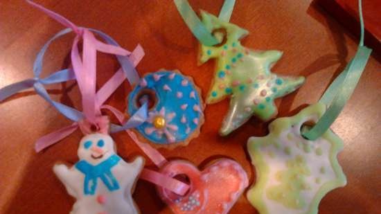 We decorate gingerbread cookies, cookies