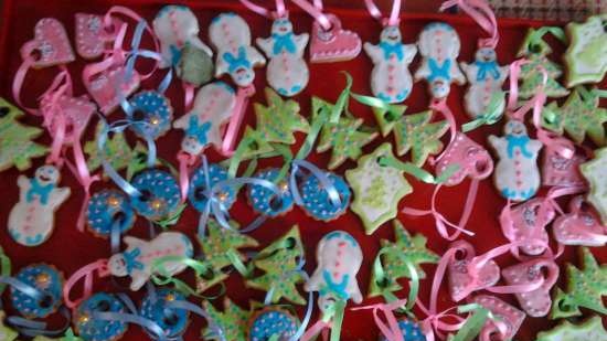 We decorate gingerbread cookies, cookies