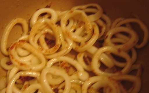 Calamari stufati in panna acida in un multicooker Marca 37501