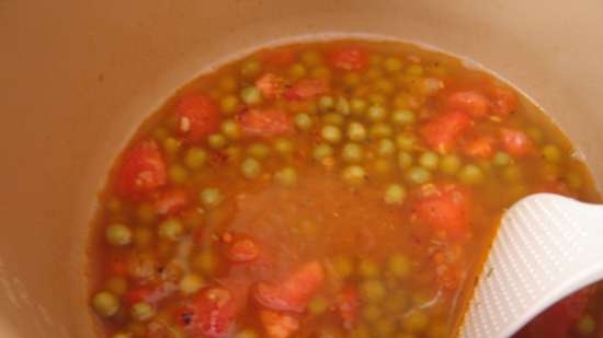 Bulgur con pomodori in una pentola a cottura lenta