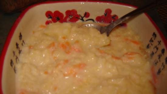 Porridge di miglio con mele e carote in una pentola a cottura lenta