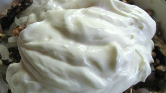 Salad gà với nho và các loại hạt với sốt mayonnaise tự làm