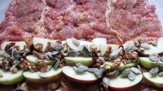 Rotllo de cuixa de pollastre amb pomes, fruits secs i llavors de carbassa