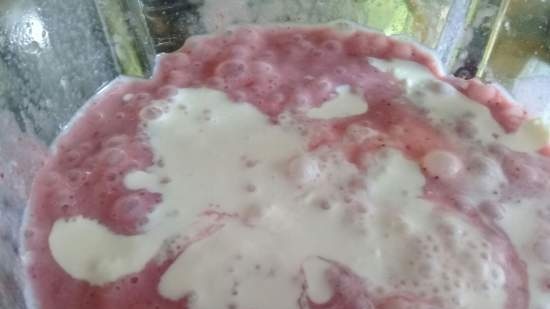 Strawberry ice cream with yogurt