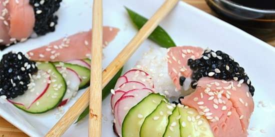 Rice rings with fish and vegetables