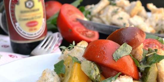 Tomatensalade met knapperig brood en avocado