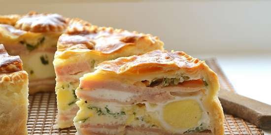 Breakfast pie with eggs and ham