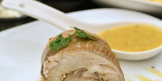 Hake roll na may orange marinade sauce