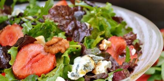 Strawberry salad with blue cheese and mint