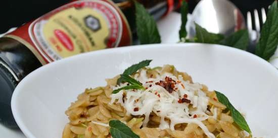 Pasta orzo con salsa de calabacín