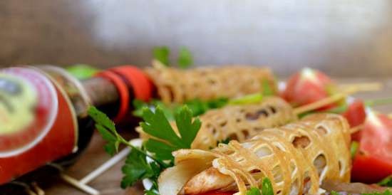 Pancakes Roti jala con pollo e verdure