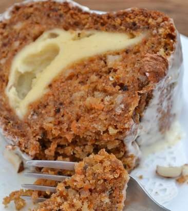 Carrot cake na may pagpuno ng curd at glaze