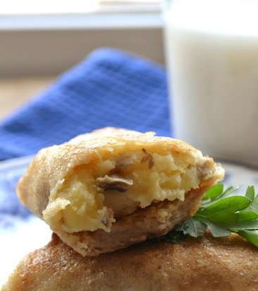 Magere pannenkoeken in havermelk met aardappelen en champignons