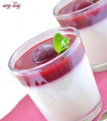 Panna cotta fehér csokoládéval és cseresznyével