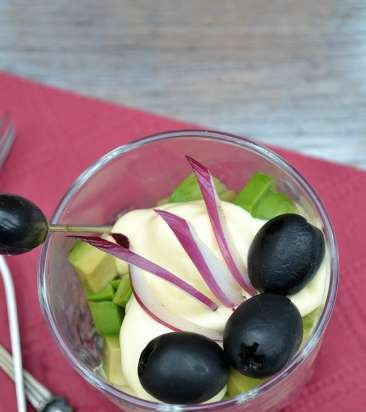 Salade in een glas haring, avocado en rode biet