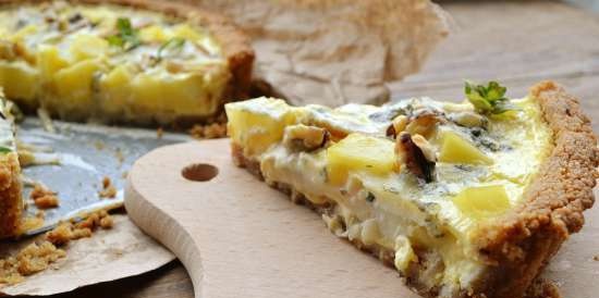 Quiche with pear, blue cheese and nuts