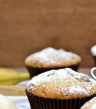 Muffin alla banana con cioccolato e ciliegia