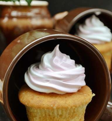 Vanilla cupcakes with protein cream