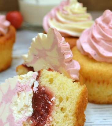 Lemon cupcakes with strawberry notes