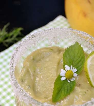 Frullato di banana e avocado con succo di lime