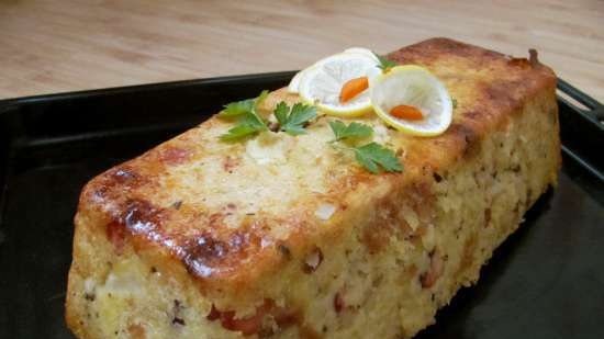 Budín de pan con queso feta y carnes ahumadas