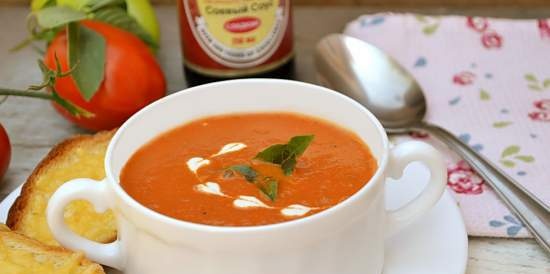 Crema de tomate con pimiento y picatostes