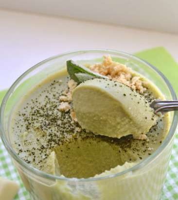 Romig dessert met witte chocolade en matcha-thee