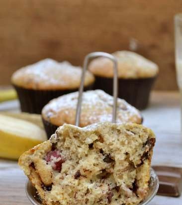 Muffin alla banana con cioccolato e ciliegia