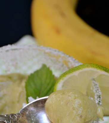 Frullato di banana e avocado con succo di lime