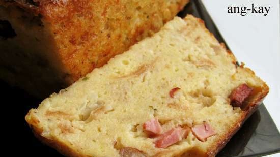 Budín de pan con queso feta y carnes ahumadas